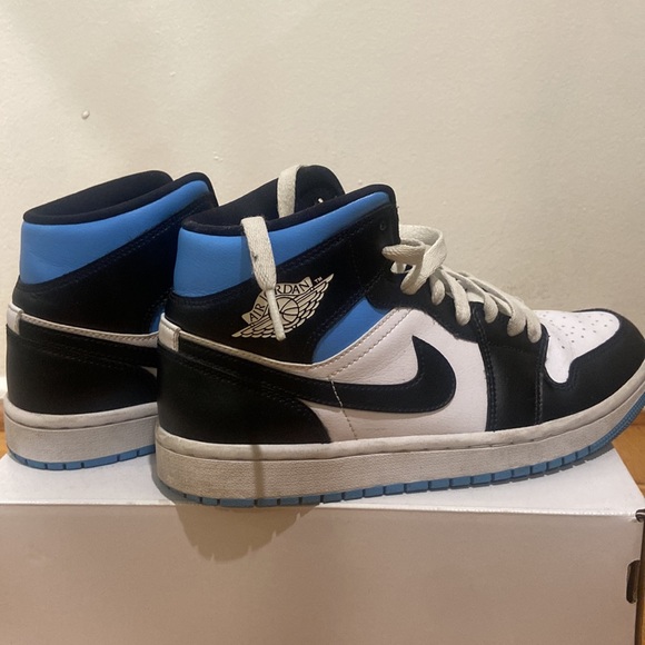 Women’s Jordan 1 Mids - Picture 5 of 5